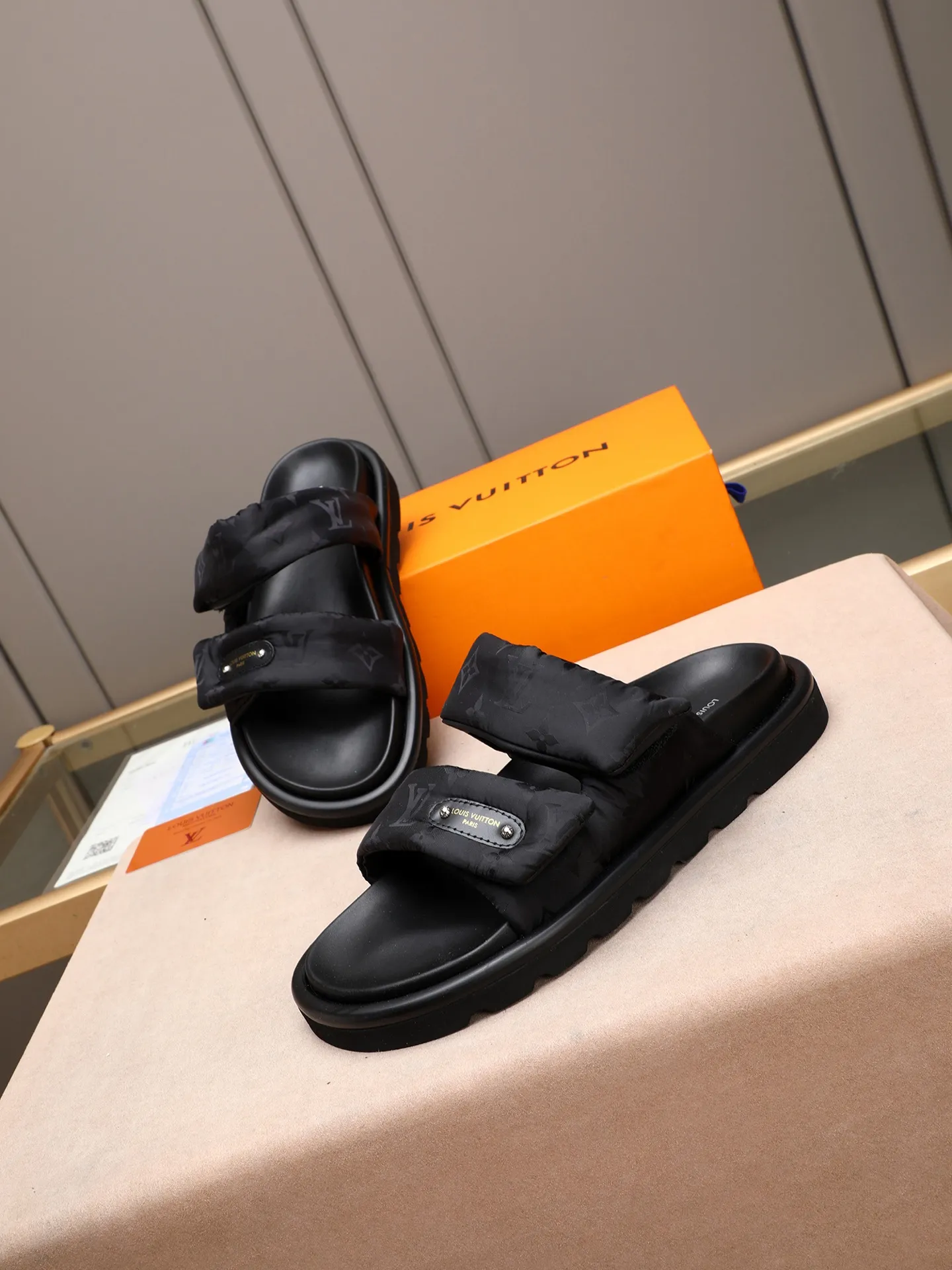 PP360 [LOUIS VUITTON] Louis Vuitton, LV printing, men's and women's slippers are on the market. The drawer box packaging comes with a cloth bag and a card. The upper pattern looks very soft and waxy, and it is a super versatile leg slimming tool. Fabric: imported denim/canvas/old fabric, LV hardware LOGO, official website pattern printing, comfortable to wear, feet: high-elastic PU water table. Sole: foam sole, heel height: about 5cm. Code number: 35-46, 35, 45, 46 are custom-made and non-returnable. Color: multiple colors and styles available.